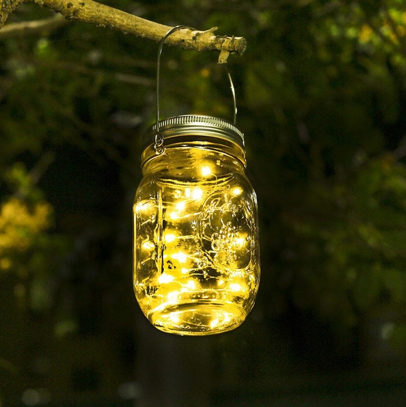 Luz solar de estaca señalizando un camino del jardín