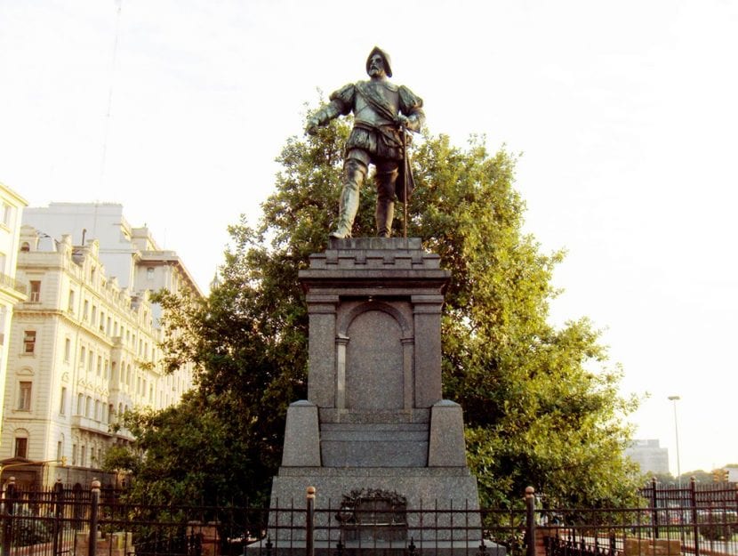 Monumento a Juan de Garay en Buenos Aires, junto a un retoño del árbol de Gernika