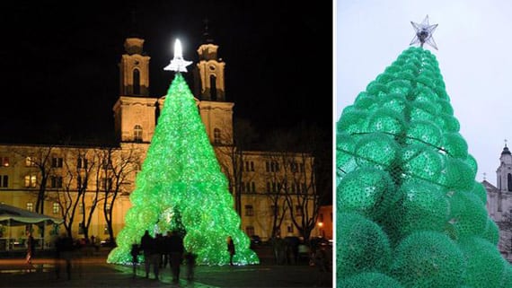 Árbol de Navidad hecho con botellas de vidrio apiladas