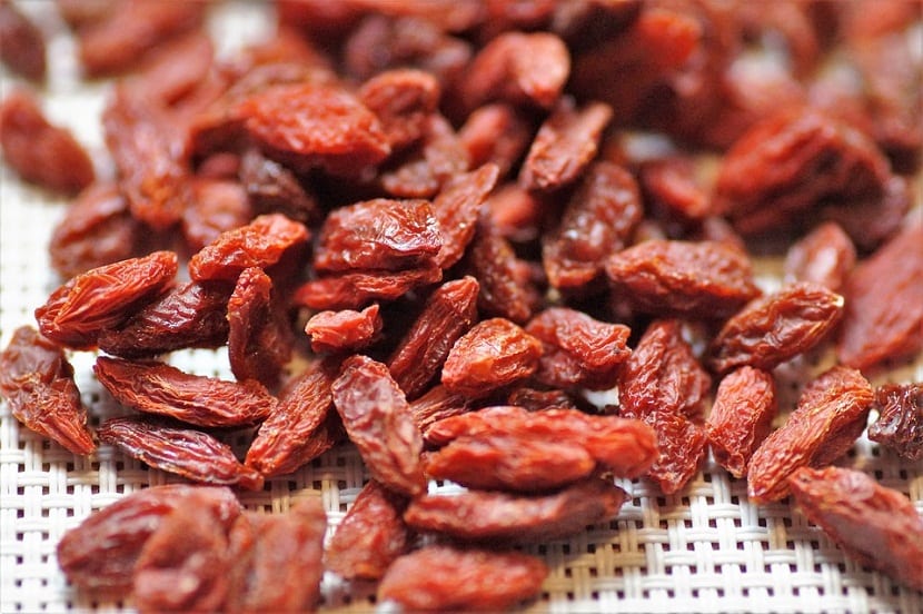 Bayas de goji recolectadas y extendidas para su secado