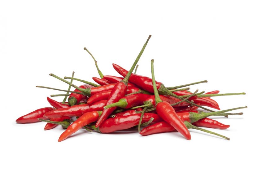 Manojo de chiles tabasco frescos, frutos erguidos de color rojo y naranja