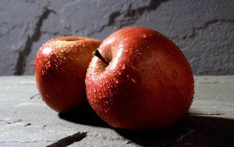 Manzanas Fuji rojas recién lavadas