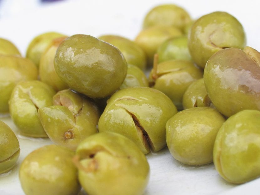 Aceitunas verdes partidas listas para endulzar