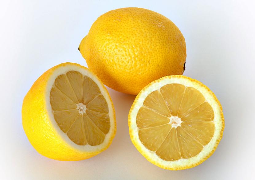 Limones amarillos maduros en el árbol