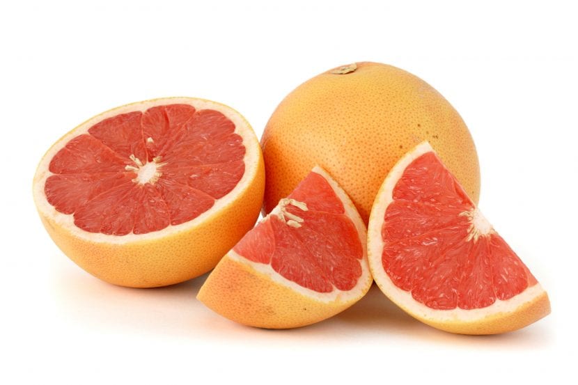 Pomelos maduros en el árbol