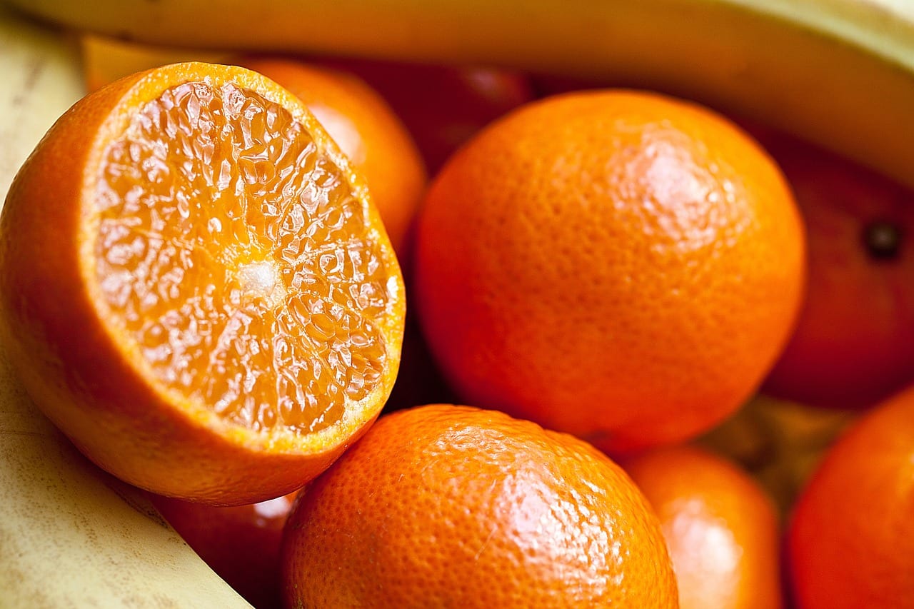 Naranja cortada por la mitad