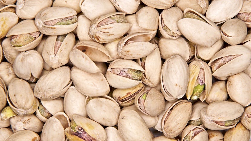 Pistachos pelados mostrando su valor nutricional