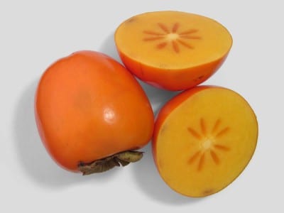Árbol de caqui cargado de frutos