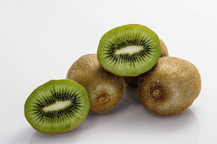 Cultivo del kiwi: cuidados, poda, polinización y cosecha