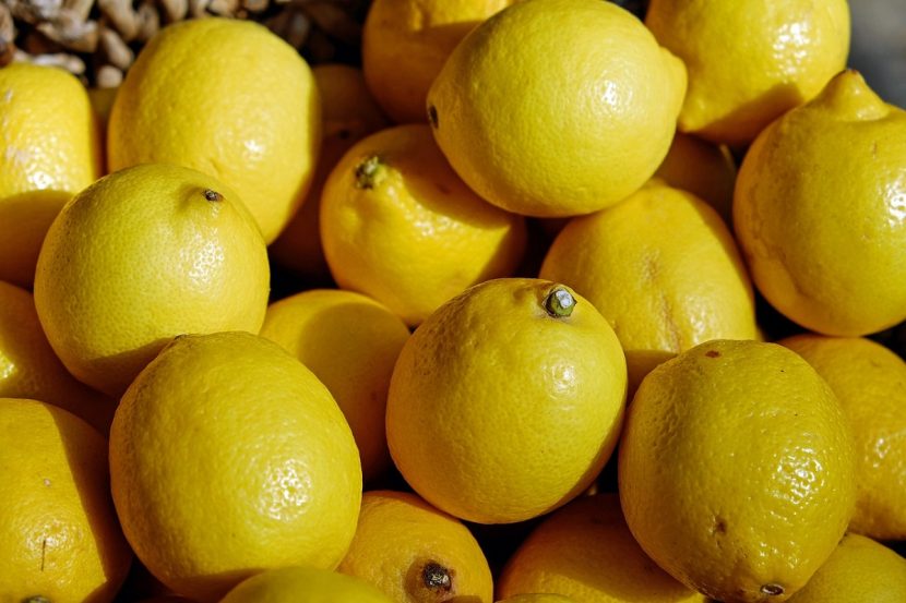 Limones verna apilados sobre una mesa