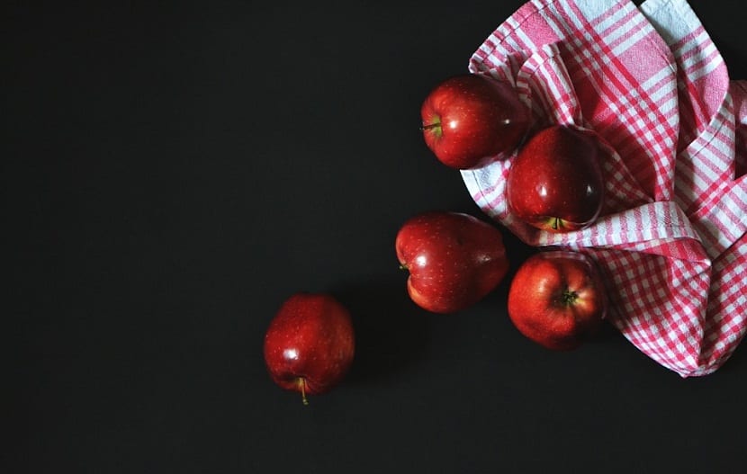 Manzana Pink Lady de piel rosada sobre fondo claro