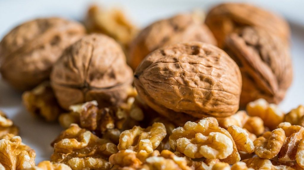 Nueces con cáscara y peladas