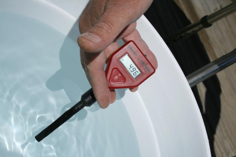 Medidor de pH usado para comprobar el agua de riego