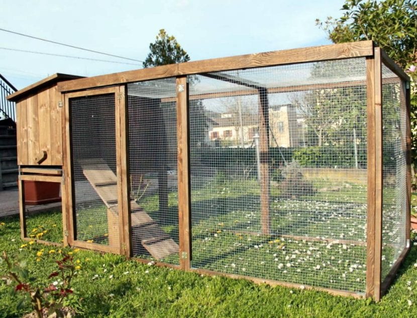 Gallinero de madera construido en un jardín