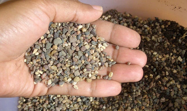 Puñado de grava y pómice para cubrir la superficie del sustrato de las macetas
