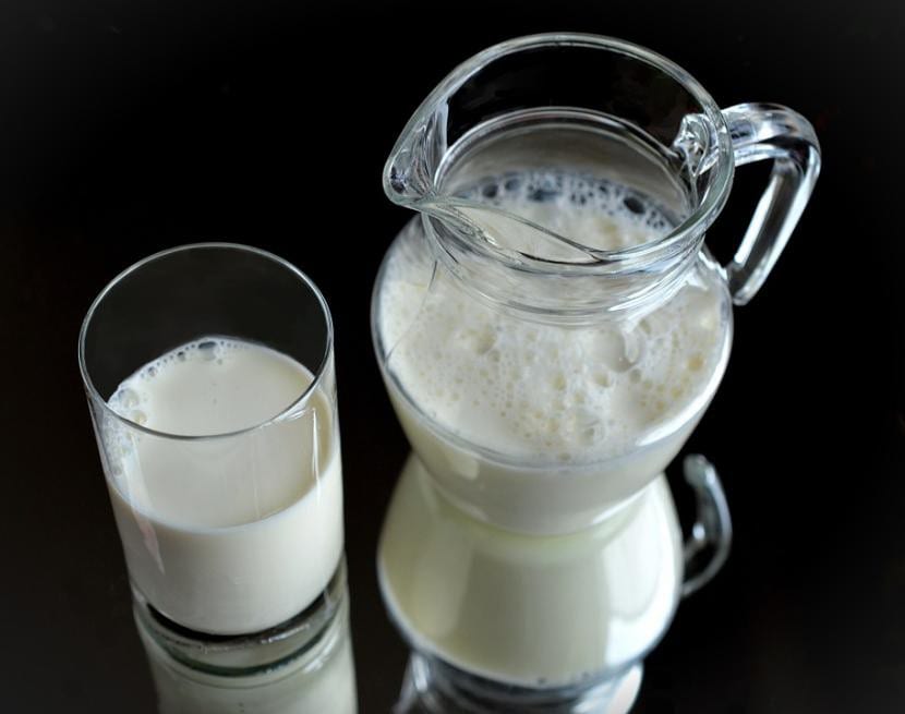 Leche diluida en agua para tratar el oídio de las plantas