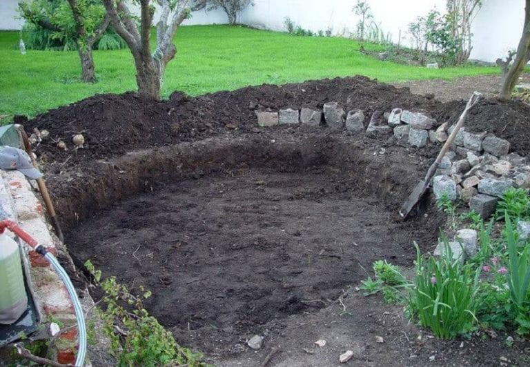 Excavación del hueco del estanque en el jardín