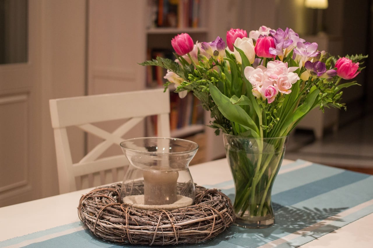 Decorar una mesa con flores naturales: altura, color y duración
