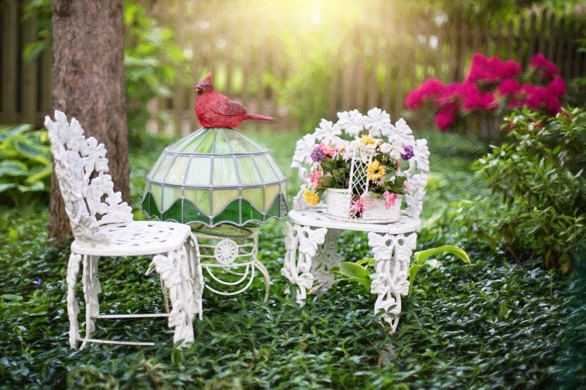 Mesa decorada con arreglos florales
