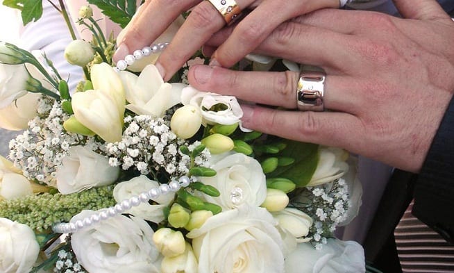 Ramo de novia redondo con rosas y verde