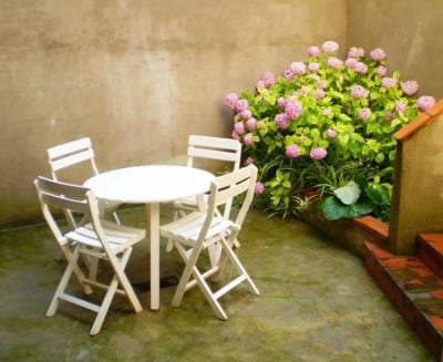 Patio con hortensias plantadas en macetas