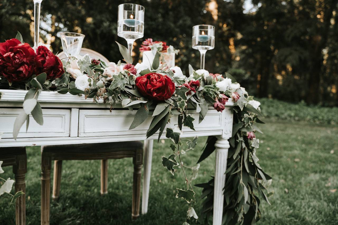 Flores sobre un mueble sin dañar la madera