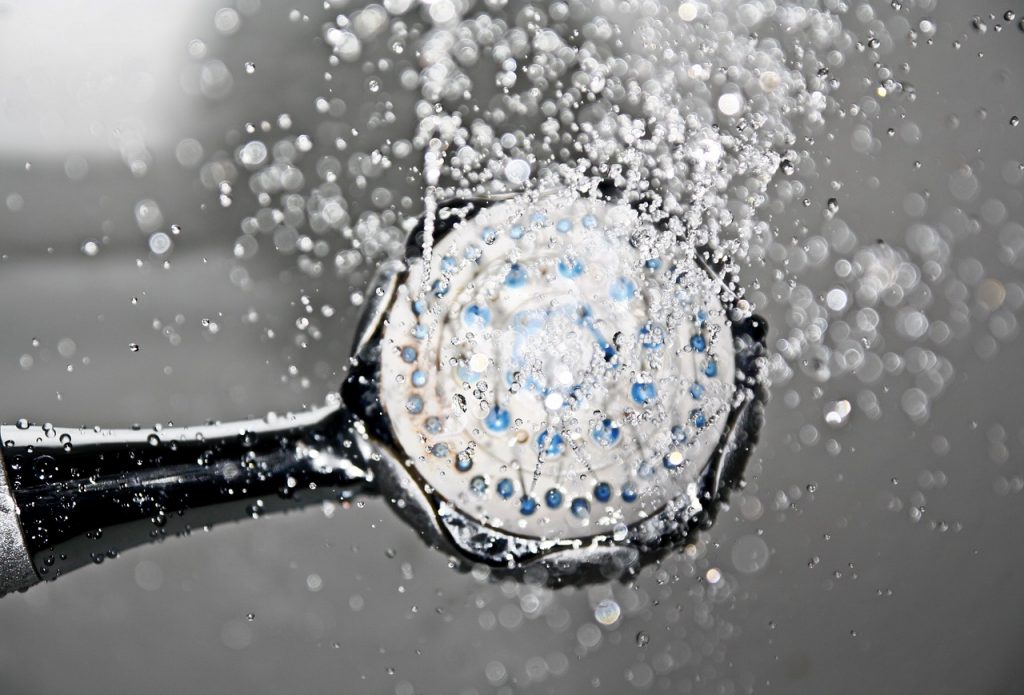 Rociador de ducha con el agua saliendo