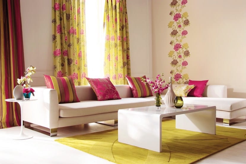Ramo de flores frescas sobre una mesa de salón