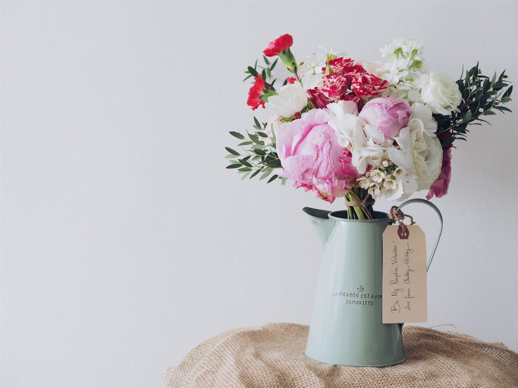 Flores de temporada en un puesto