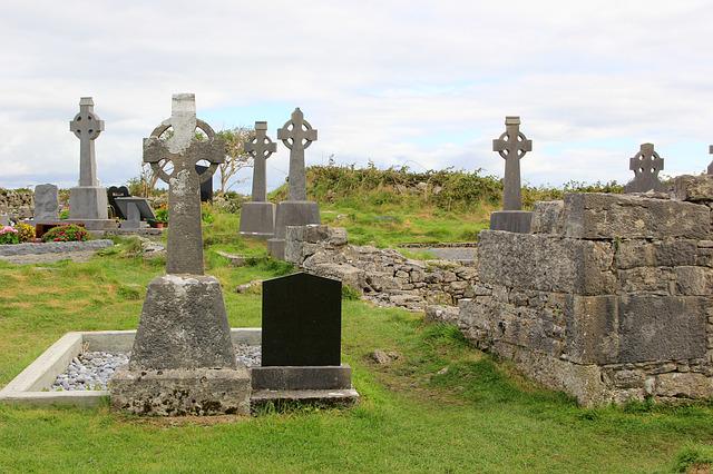 Cruces de piedra y lápidas en un cementerio rural