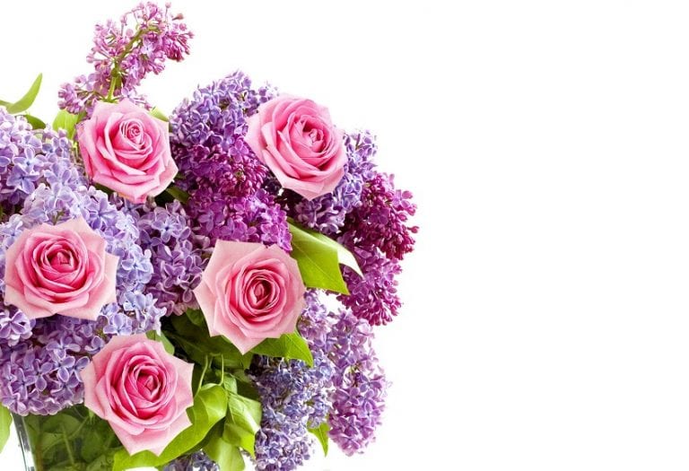 Ramo de flores variadas sobre una mesa