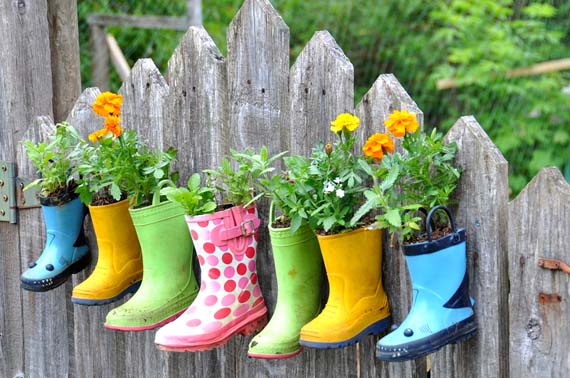 Botas de agua reutilizadas como macetas con flores