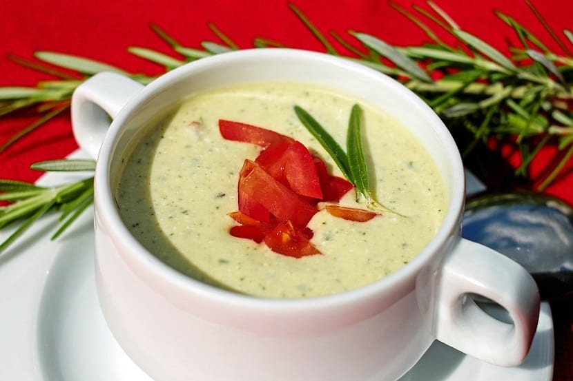 Crema de calabacín servida en un plato hondo