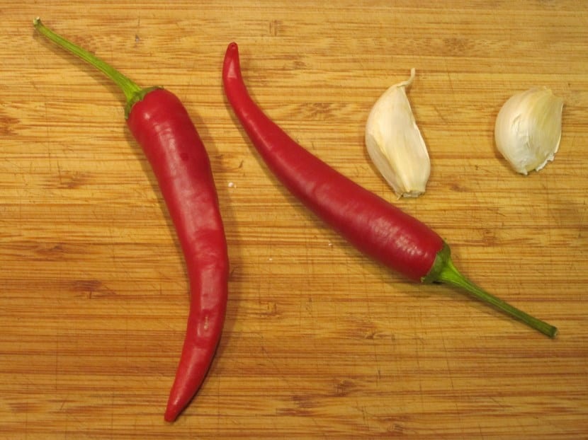 Guindillas y chiles frescos recién cosechados