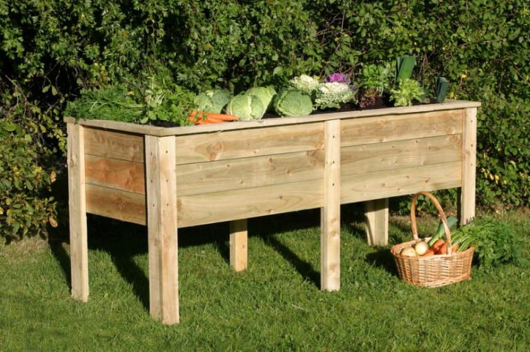 Jardinera de madera plantada en una terraza
