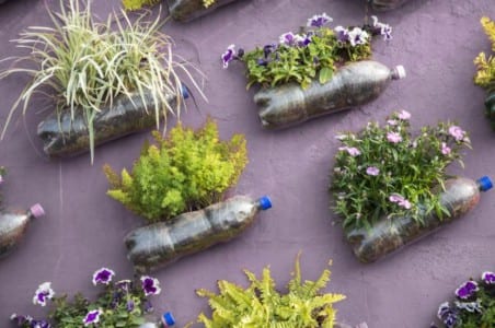 Huerto vertical construido con botellas recicladas
