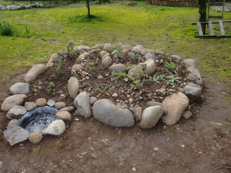 Huerto en espiral construido con piedra