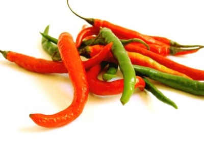 Chiles de distintos colores recién recolectados