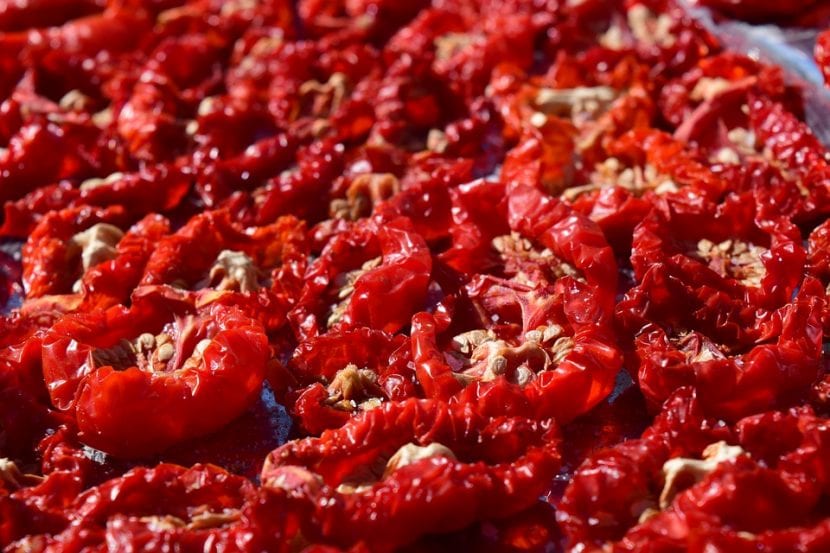 Tomates secos terminados listos para conservar
