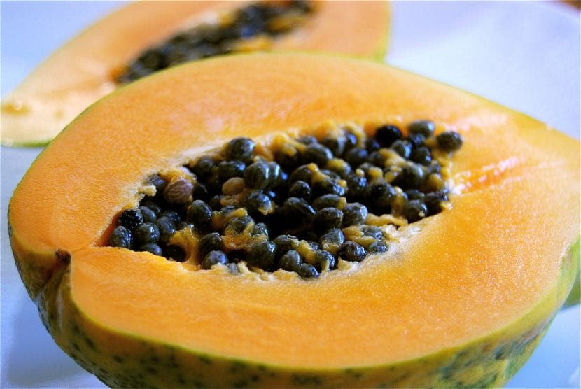 Fruto de papaya abierto con las semillas en el interior