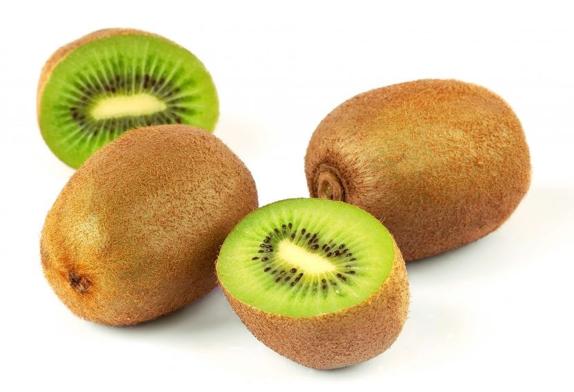 Frutos de kiwi maduros