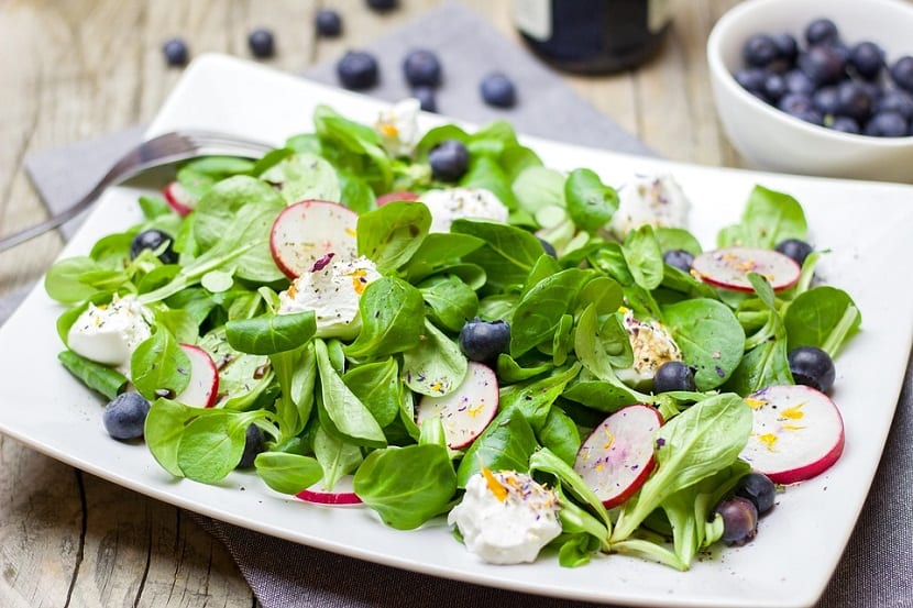 Ensalada de canónigos aliñada
