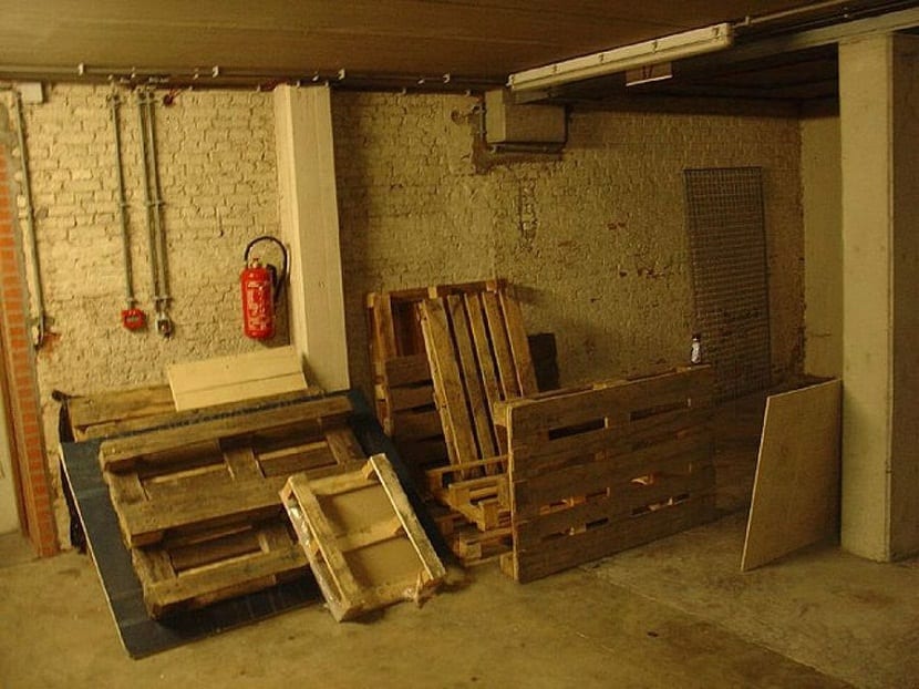 Palets de madera apilados listos para reutilizar