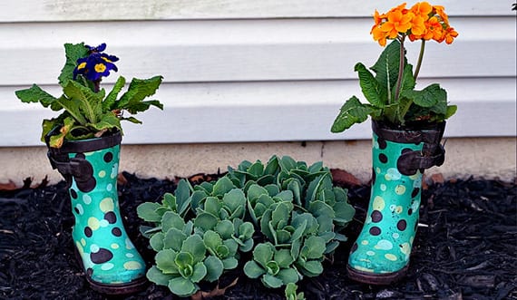 Botas de agua recicladas usadas como macetas