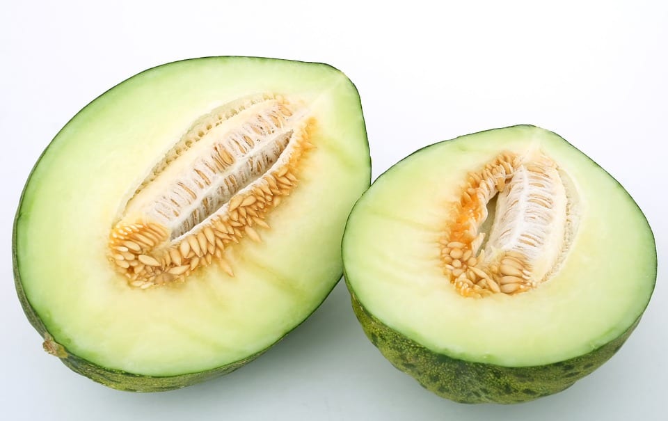 Melón piel de sapo entero y abierto mostrando la carne