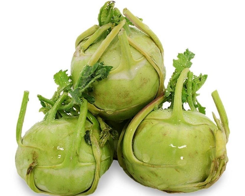Raíces de nabicol o colinabo con la piel morada en la parte superior