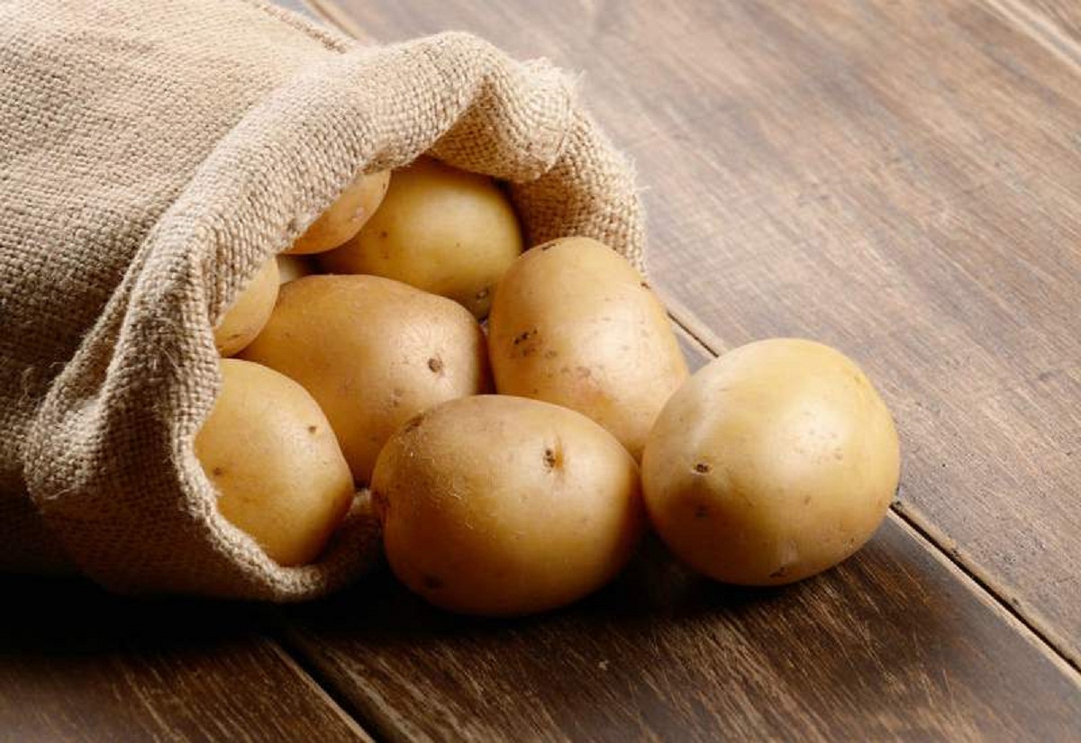Saco de patatas recién cosechadas sobre una mesa