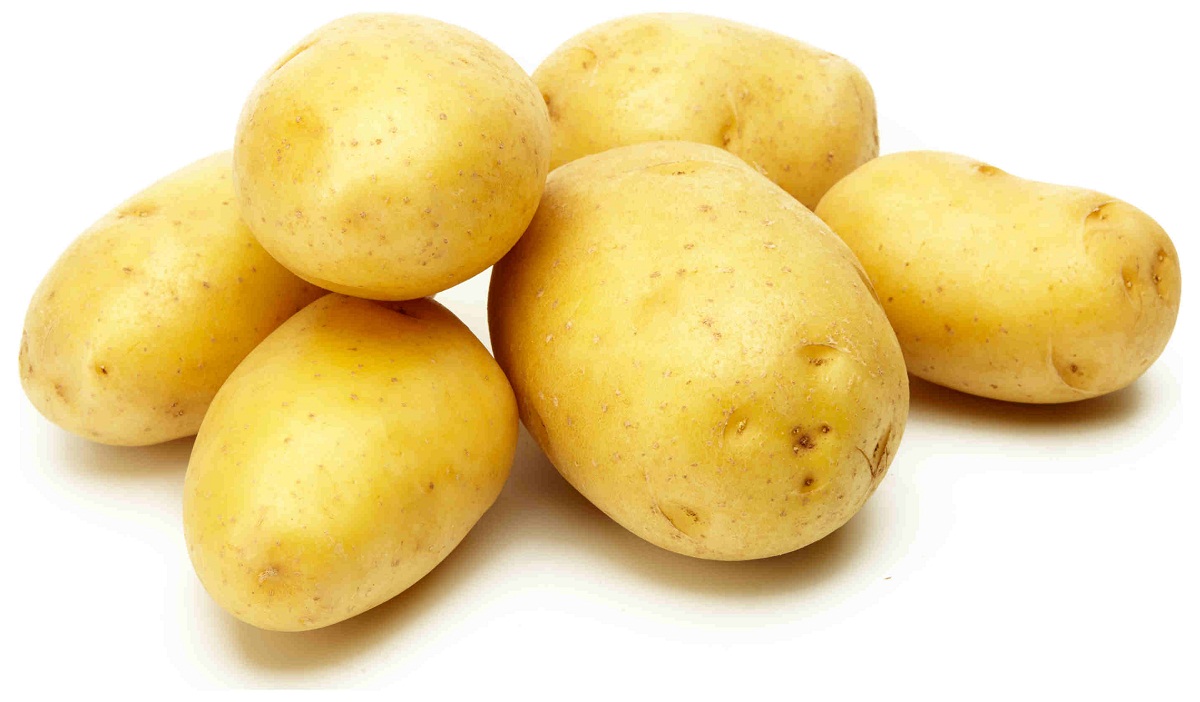 Patatas de la variedad Monalisa sobre fondo blanco