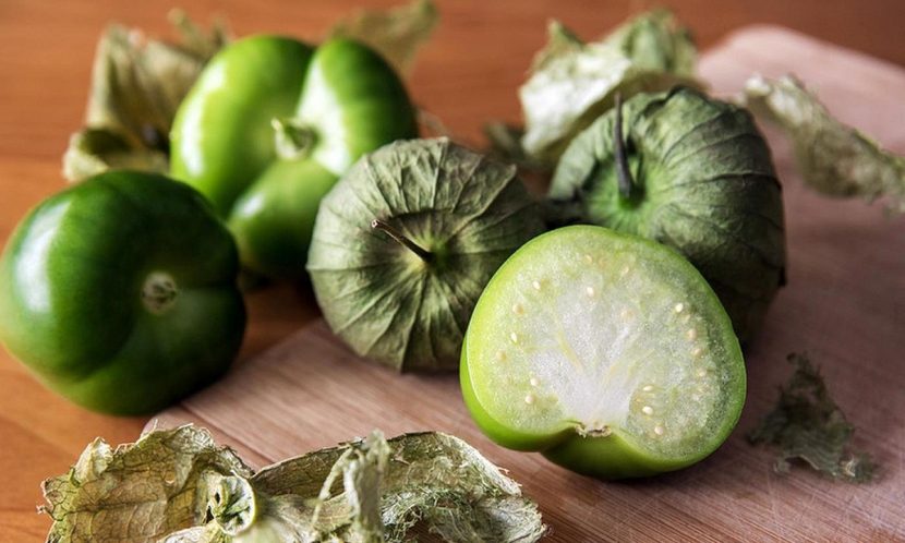 Tomatillo o Physalis philadelphica abierto por la mitad mostrando la pulpa