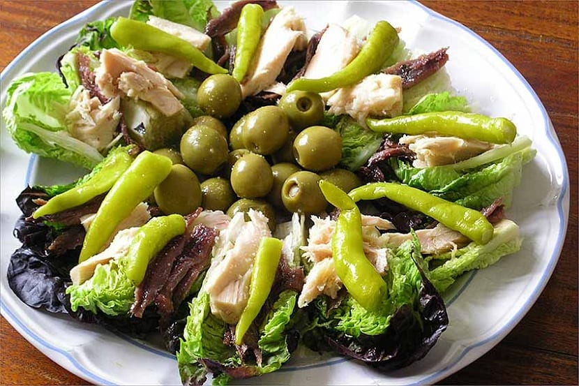 Plato de piparras preparadas para degustar